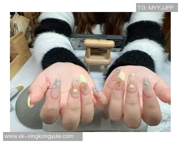 华盛顿分享比赛时手指甲发紫的秘密与场下保暖手套的独特体验