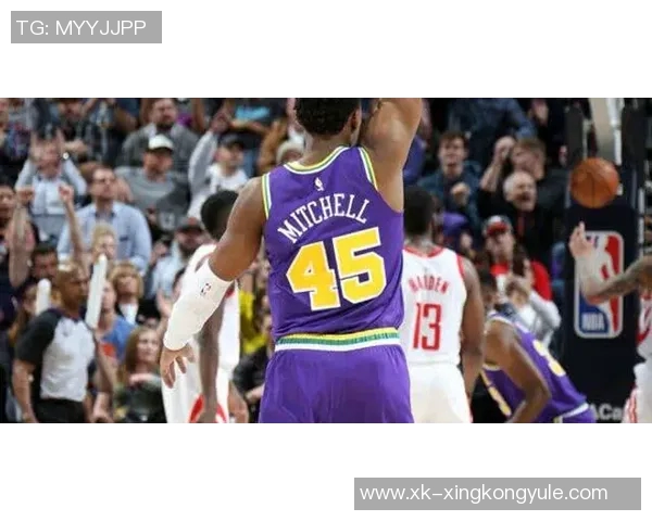 詹姆斯与太阳替补热聊JJ无奈错过雷迪克战术布置